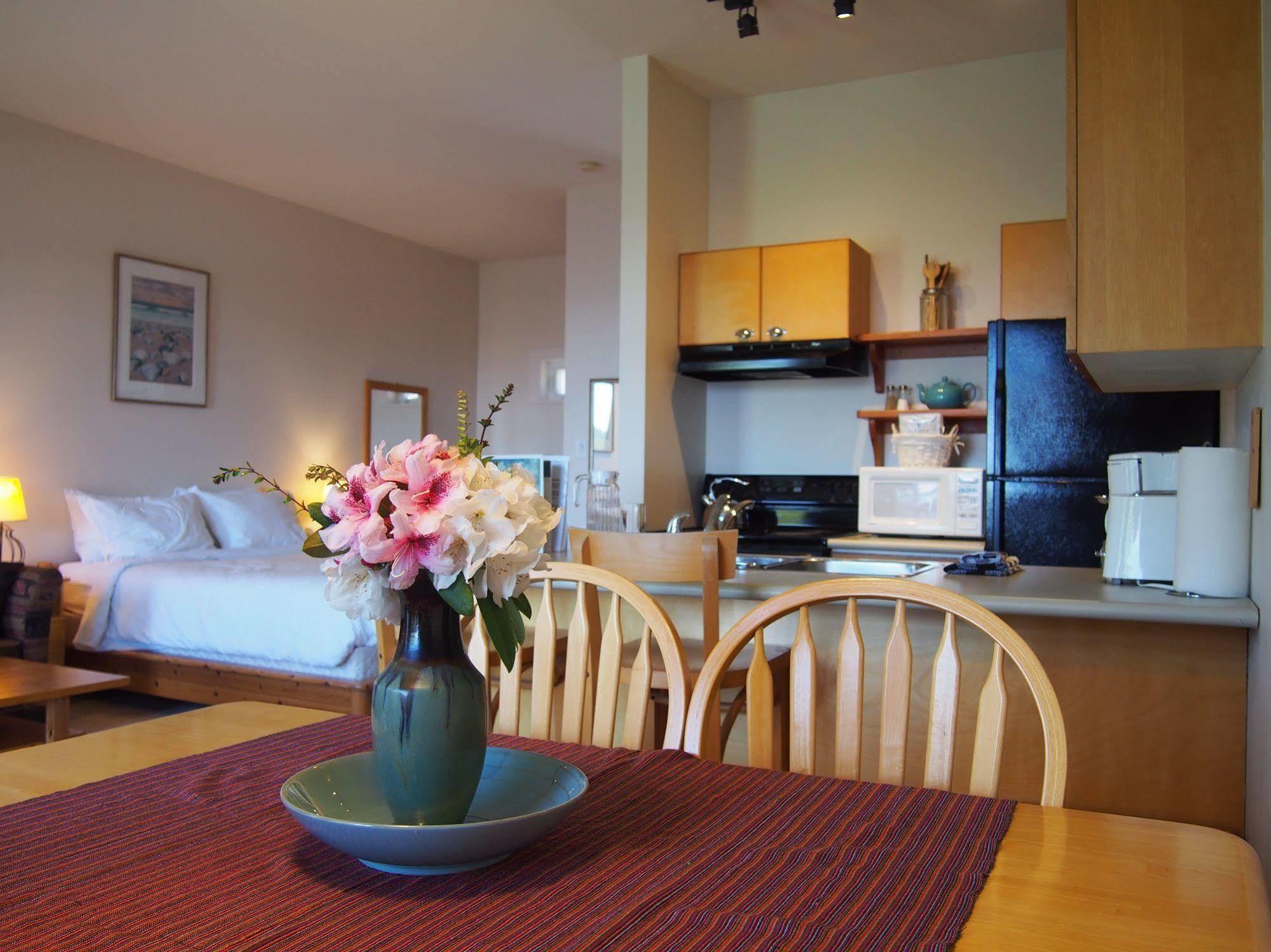 Fred Tibbs Ocean Front Condos Тофино Экстерьер фото