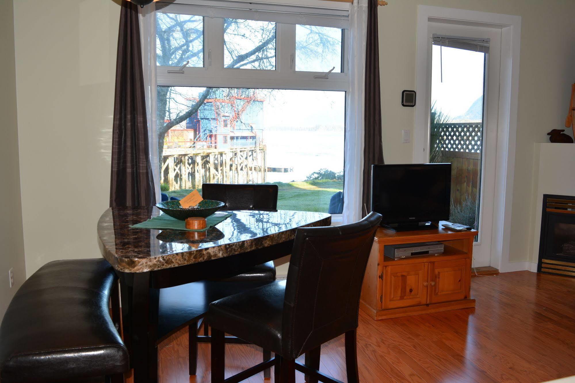 Fred Tibbs Ocean Front Condos Тофино Экстерьер фото