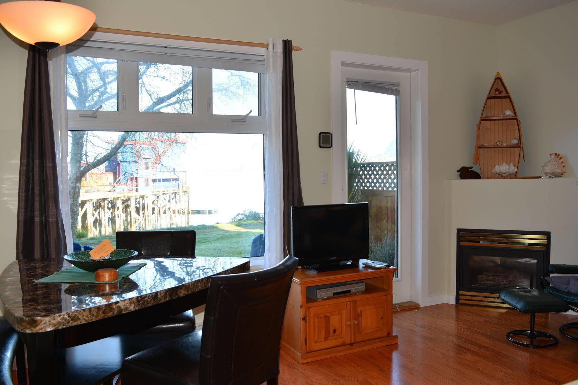 Fred Tibbs Ocean Front Condos Тофино Экстерьер фото